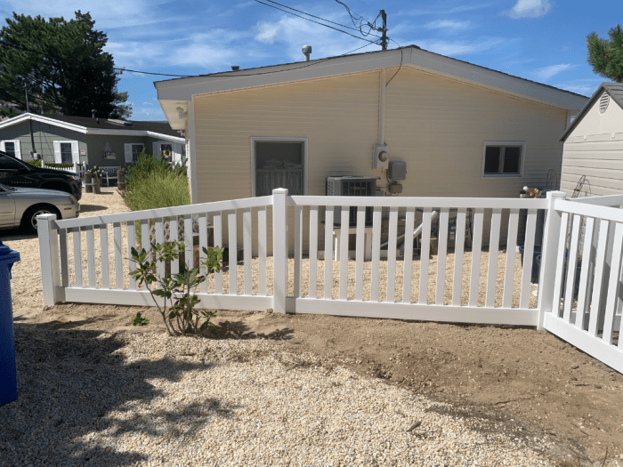 Recycled vinyl fence